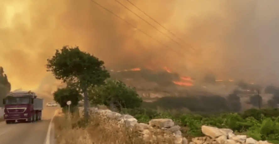 Πάρος: Συνεχίζεται το καταστροφικό έργο της πυρκαγιάς – Οχήματα και απο την Αττική (Βίντεο)