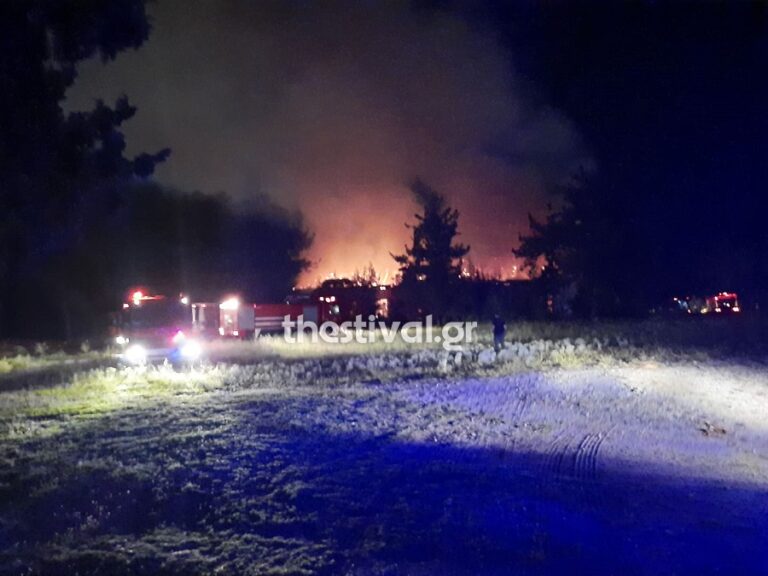 Μεγάλη πυρκαγιά σε εξέλιξη στο στρατόπεδο Καρατάσιου (φωτο & video)