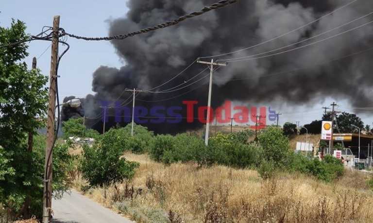 Θεσσαλονίκη: Πυρκαγιά κοντά σε αμαξοστάσιο του ΟΑΣΘ και σε πρατήρια καυσίμων (video)