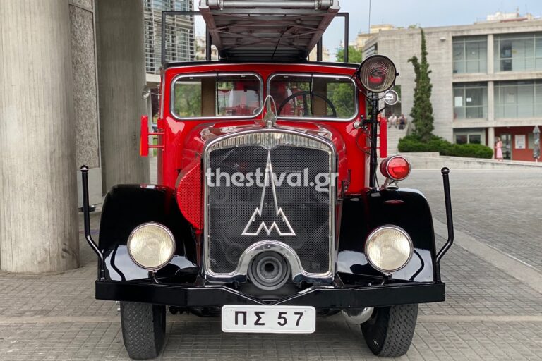 Το παλαιότερο όχημα του Πυροσβεστικού Σώματος στο δημαρχείο Θεσσαλονίκης (φωτο & video)