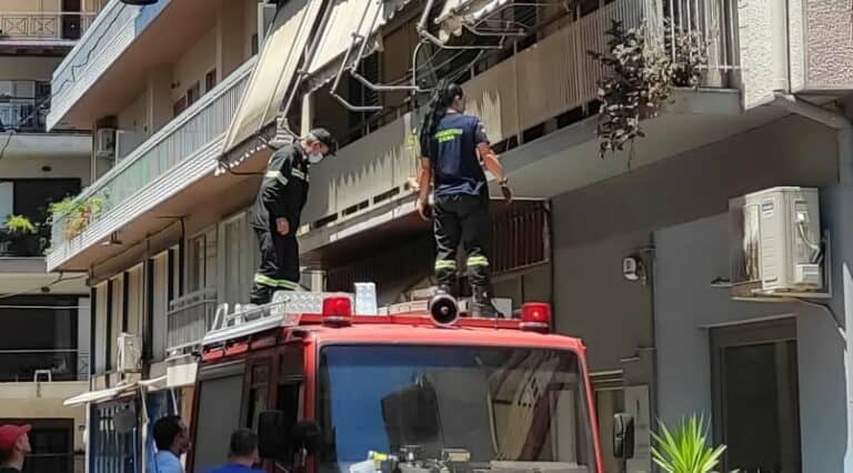 Αγρίνιο: Γυναίκα πυροσβέστης εντυπωσιάζει με την καταδρομική της σε μπαλκόνι!