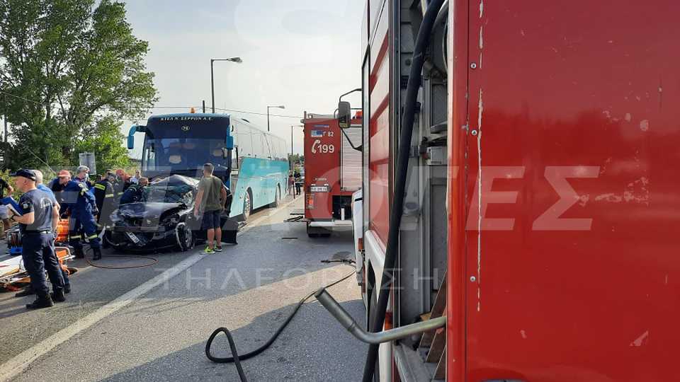 Τροχαίο στις Σερρες: ΙΧ συγκρούστηκε με φορτηγό και λεωφορείο - Τρεις εγκλωβισμένοι