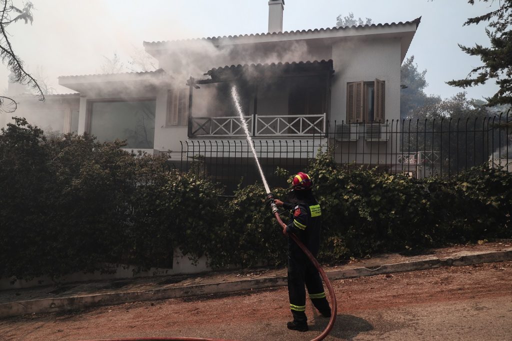 Πυρκαγιά στη Σταμάτα: Εικόνες από καμμένα σπίτια και αυτοκίνητα