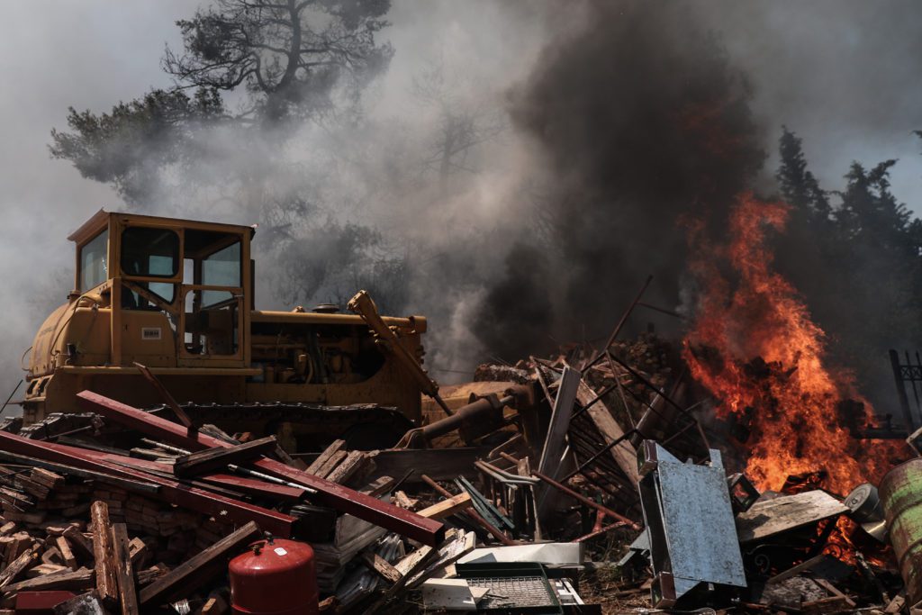 Πυρκαγιά στη Σταμάτα: Εικόνες από καμμένα σπίτια και αυτοκίνητα