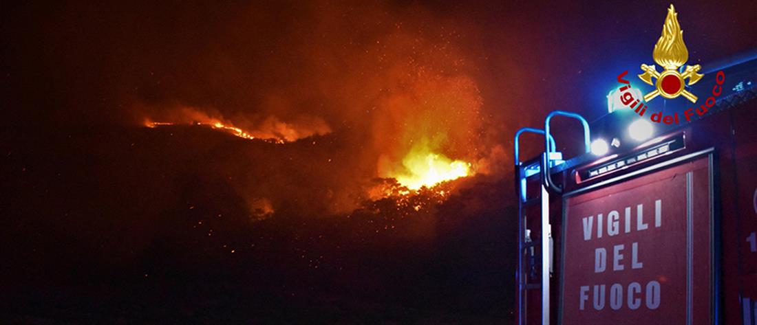 Καίγεται και η Σικελία - Οι κάτοικοι εγκαταλείπουν τα σπίτια τους