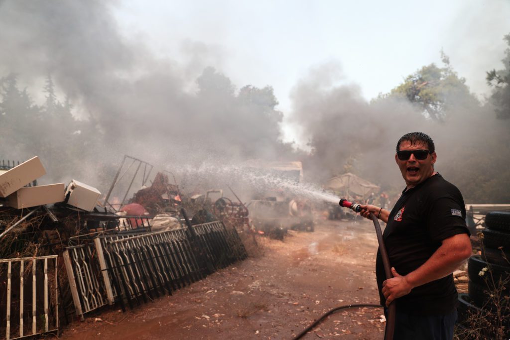 Πυρκαγιά στη Σταμάτα: Εικόνες από καμμένα σπίτια και αυτοκίνητα