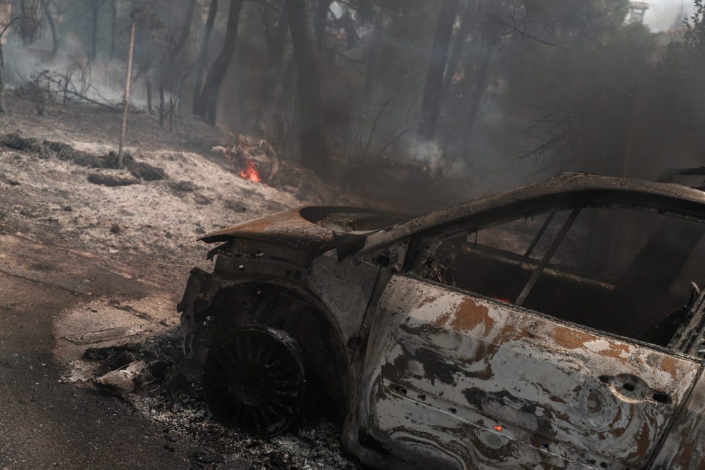 Πυρκαγιά στη Σταμάτα: Εικόνες από καμμένα σπίτια και αυτοκίνητα