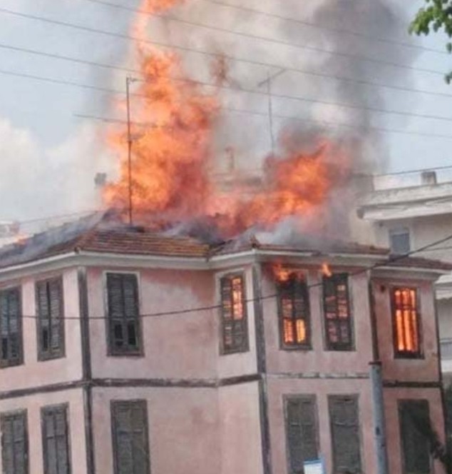 Πυρκαγιά σε διατηρητέο κτίριο στο κέντρο του Λαγκαδά