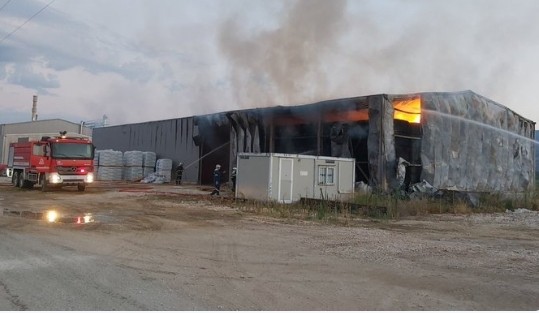 Σε εξέλιξη πυρκαγιά σε αποθηκευτικό χώρο με ζωοτροφές στην Λάρισα