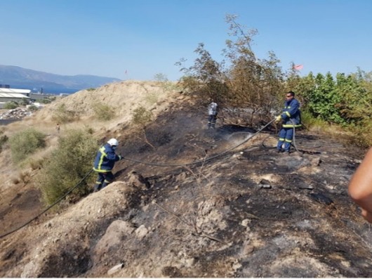 Πυρκαγιά εν υπαίθρω πριν από λίγο στους Αγίους Θεοδώρους Κορινθιας.(φωτο)