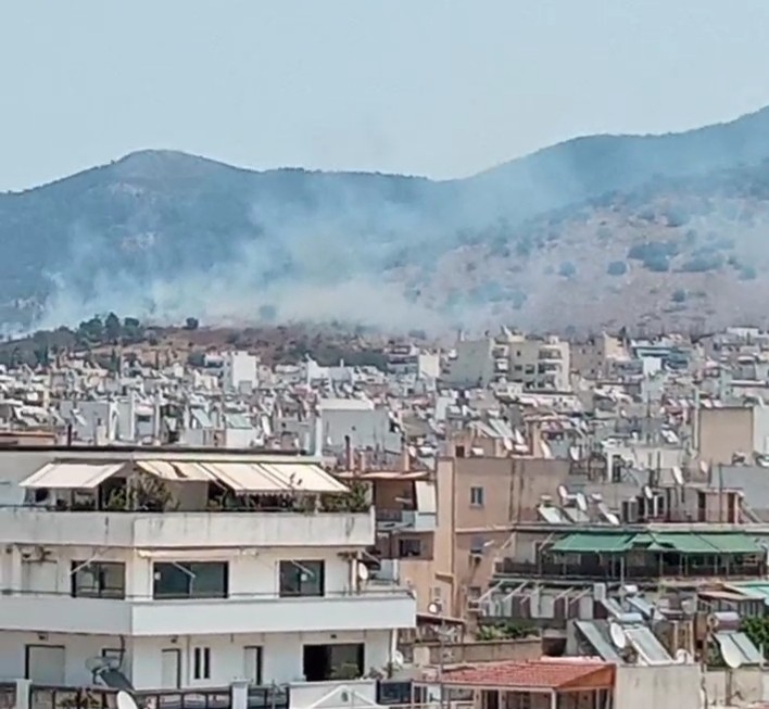 Πυρκαγιά ΤΩΡΑ στον Λόφο Αράπη στον Βύρωνα Αττικής