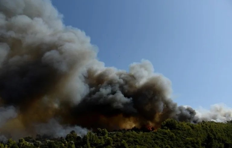 Δύσκολο να ελεγχθεί η πυρκαγιά στην Αχαΐα - 20 σπίτια καμένα 5 εγκαυματίες