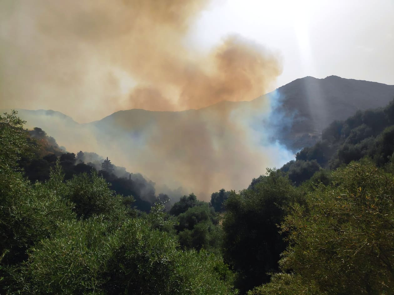 Σε μερική ύφεση η πυρκαγιά στα Χανιά: Εκκενώθηκαν οικισμοί – Κάηκαν περιουσίες