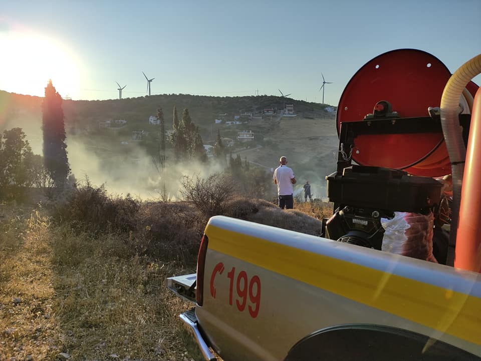 Πυρκαγιά εν υπαίθρω στην περιοχή "Ντελενια" Λαυρεωτικής (Φώτο)