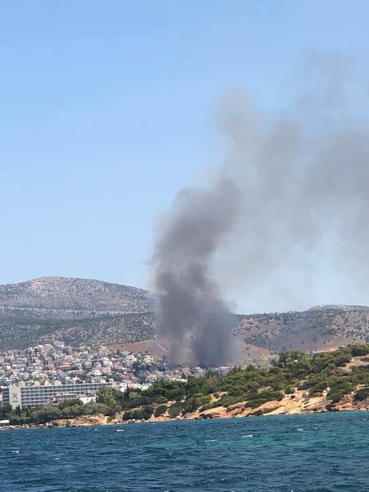 Πυρκαγιά ΤΩΡΑ σε χαμηλή βλάστηση στην περιοχή Πανόραμα Βούλας