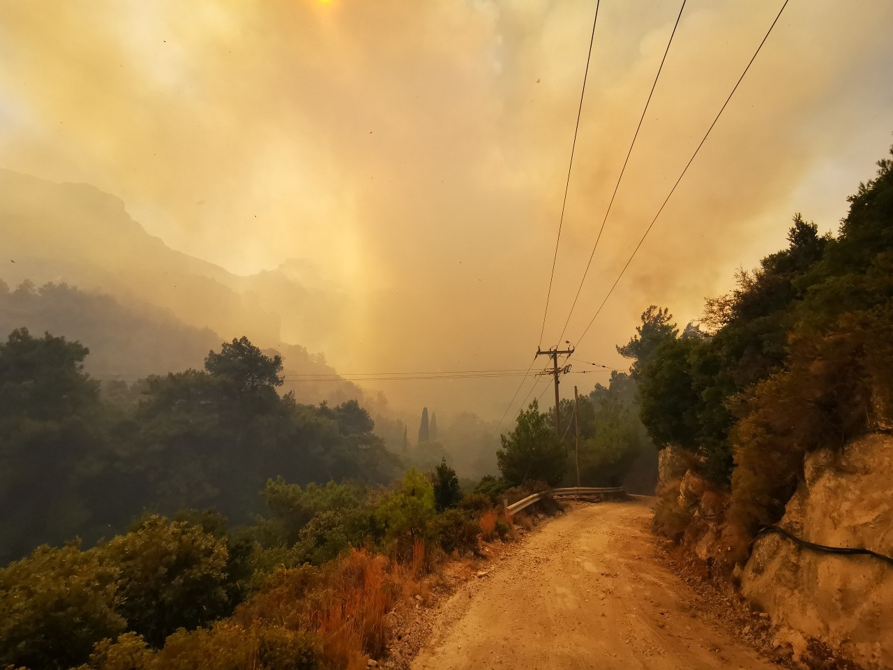 Σάμος: Μαίνεται η πυρκαγιά στους Βουρλιώτες - Προληπτική εκκένωση δύο ξενοδοχείων (Φώτο)