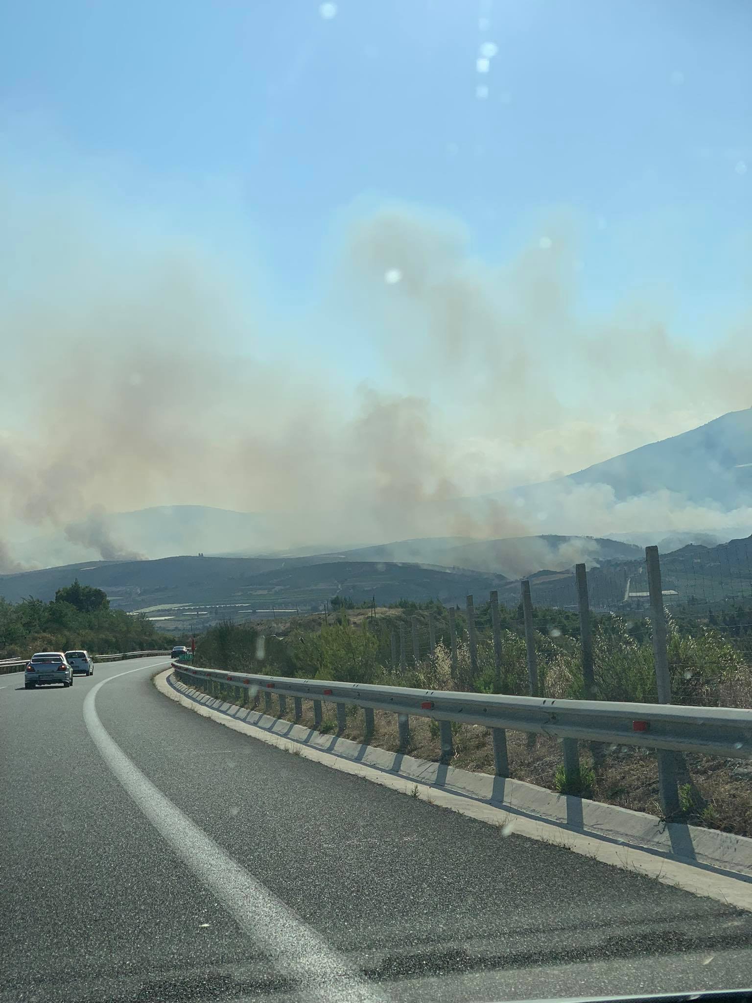 Σε εξέλιξη η μεγάλη πυρκαγιά στο Καλέντζι Κορινθίας