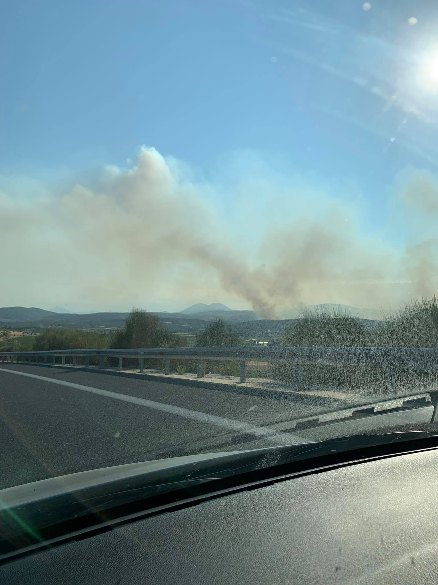 Σε εξέλιξη η μεγάλη πυρκαγιά στο Καλέντζι Κορινθίας