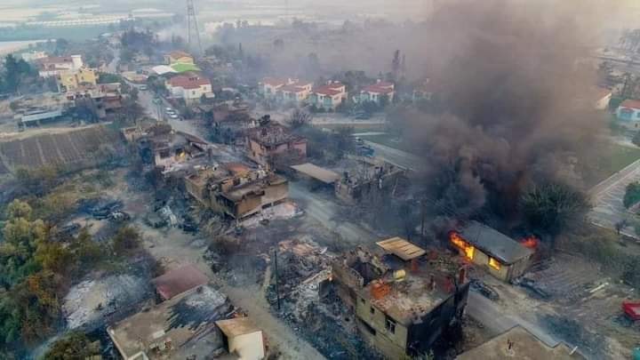 Μεγάλη πυρκαγιά έκαψε σπίτια κοντά σε τουριστική περιοχή στη νότια Τουρκία