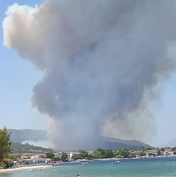 Πυρκαγιά ΤΩΡΑ σε δασική έκταση στη Ζήρια Αχαΐας - Με κατεύθυνση προς το χωριό το μετωπο