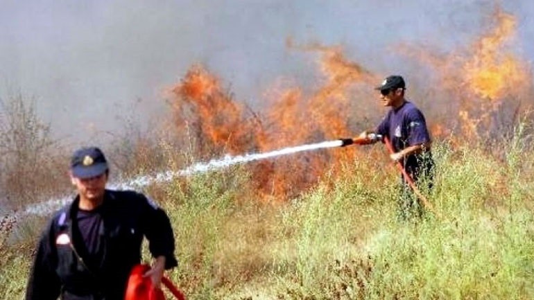 Θεσσαλονίκη: Πυρκαγιά ΤΩΡΑ σε ξηρά χόρτα στη Νέα Μαγνησία