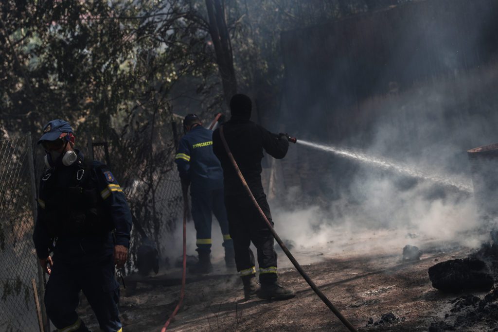 Πυρκαγιά στη Σταμάτα: Εικόνες από καμμένα σπίτια και αυτοκίνητα