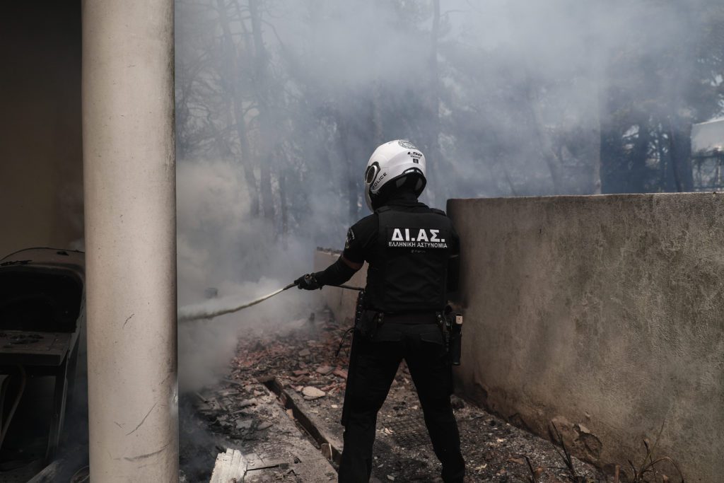 Πυρκαγιά στη Σταμάτα: Εικόνες από καμμένα σπίτια και αυτοκίνητα