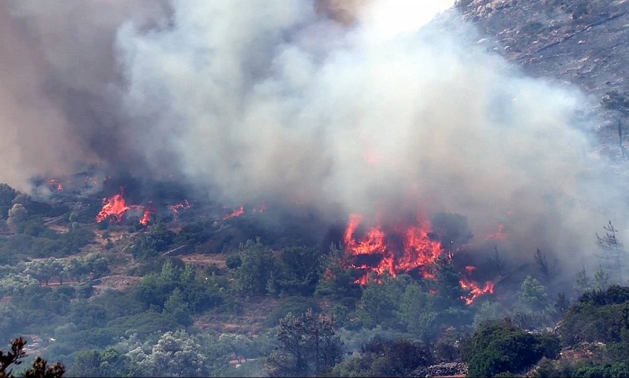 Ενισχύονται οι δυνάμεις στην πυρκαγιά στην κατάβαση Χίου