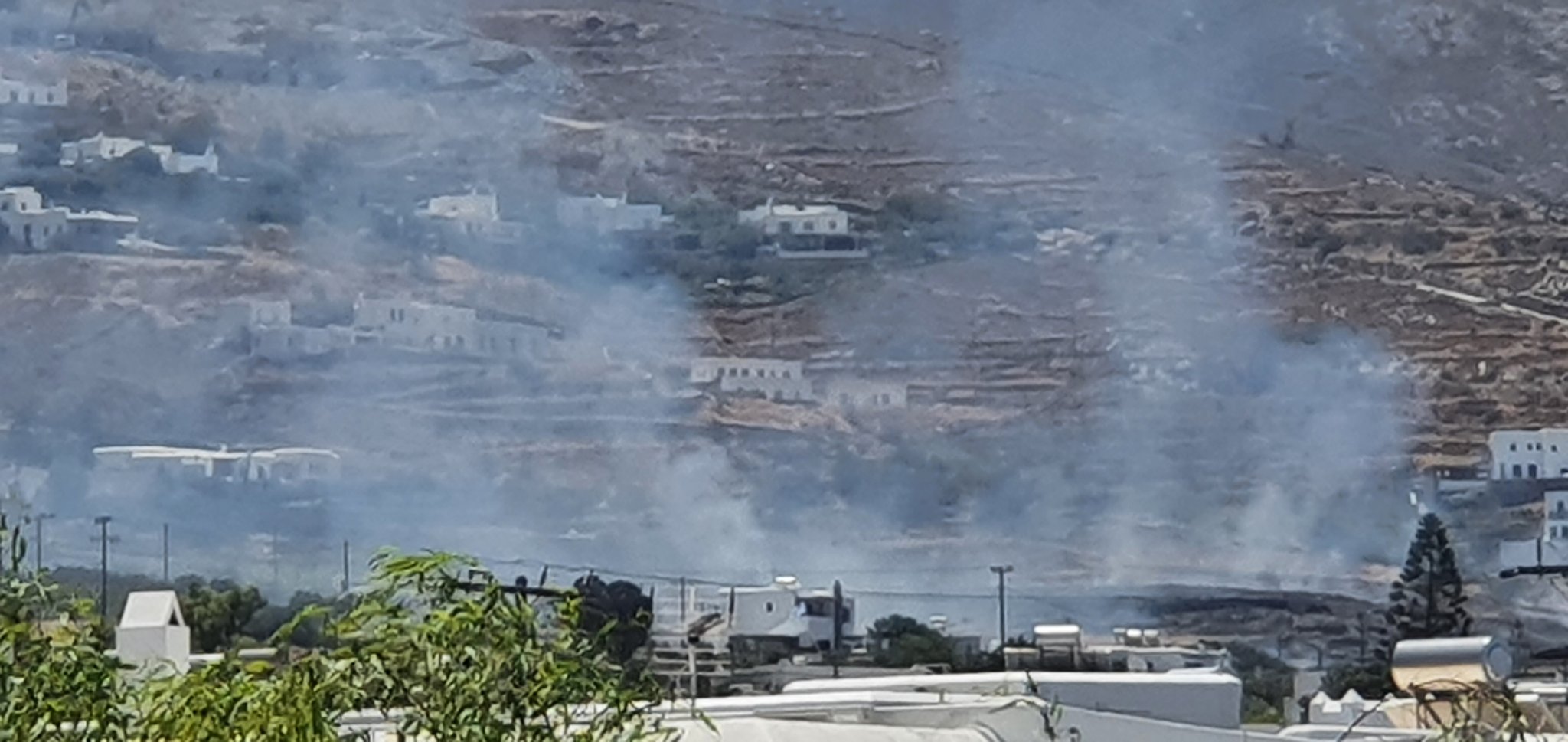 Πυρκαγιά σε χορτολιβαδική έκταση στην Πάρο (Φώτο)