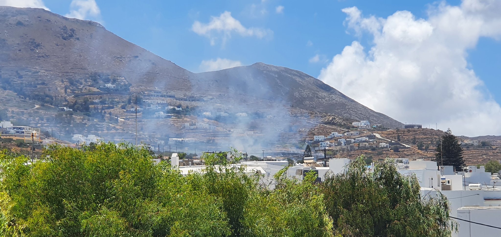 Πυρκαγιά σε χορτολιβαδική έκταση στην Πάρο (Φώτο)