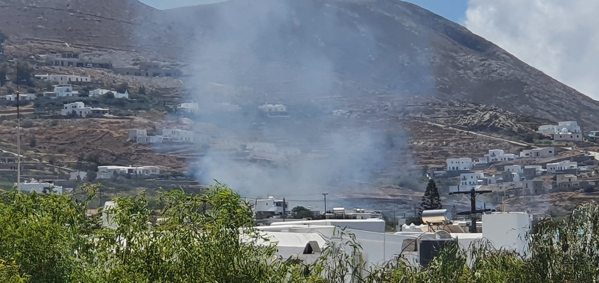 Πυρκαγιά σε χορτολιβαδική έκταση στην Πάρο (Φώτο)