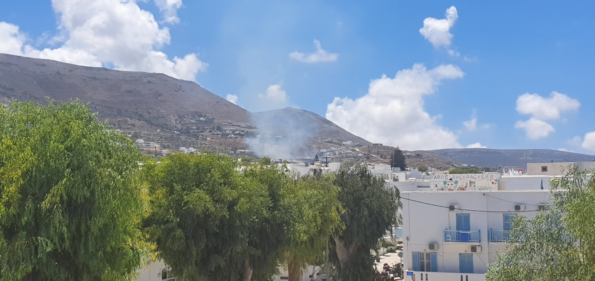 Πυρκαγιά σε χορτολιβαδική έκταση στην Πάρο (Φώτο)