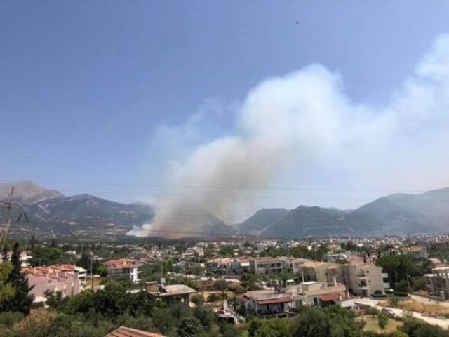 Ανεξέλεγκτη η πυρκαγιά στην Πάτρα - Καίγονται σπίτια και εκκενώθηκαν χωριά