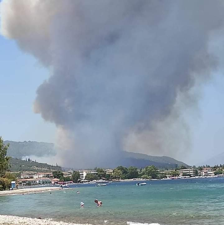 Ενισχύονται η δυνάμεις στην δασική πυρκαγιά στην Ζήρια Αχαΐας (Φώτο)