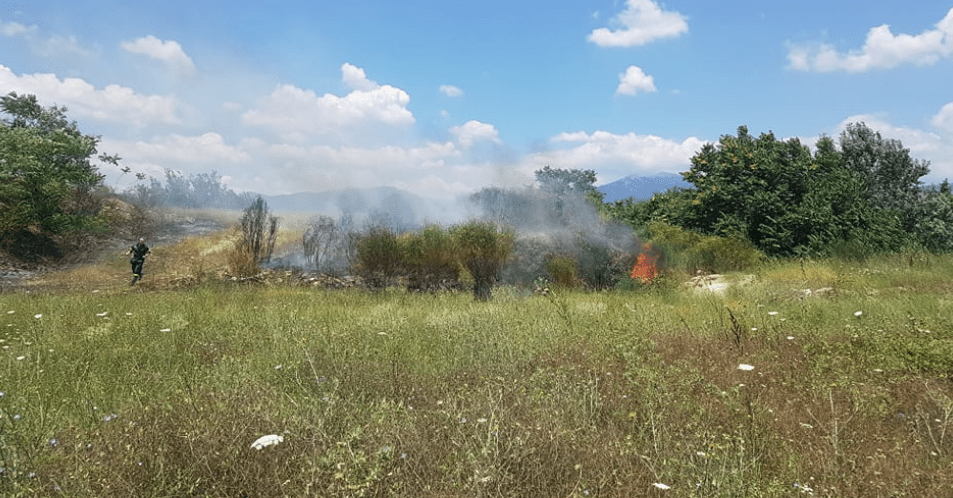 Πυρκαγιά σε σκουπιδότοπο δίπλα στην όχθη του Βοζβόζη Ροδόπης