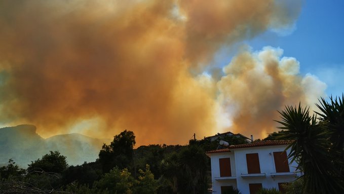 Σάμος: Μαίνεται η πυρκαγιά στους Βουρλιώτες - Προληπτική εκκένωση δύο ξενοδοχείων (Φώτο)