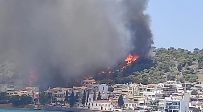 Υπό μερικό έλεγχο η μεγάλη πυρκαγιά στη Σαλαμίνα