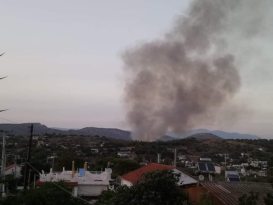 Μεγάλη Πυρκαγιά ΤΩΡΑ στην Σαλαμίνα. Η πυρκαγιά είναι κοντά σε οικίες