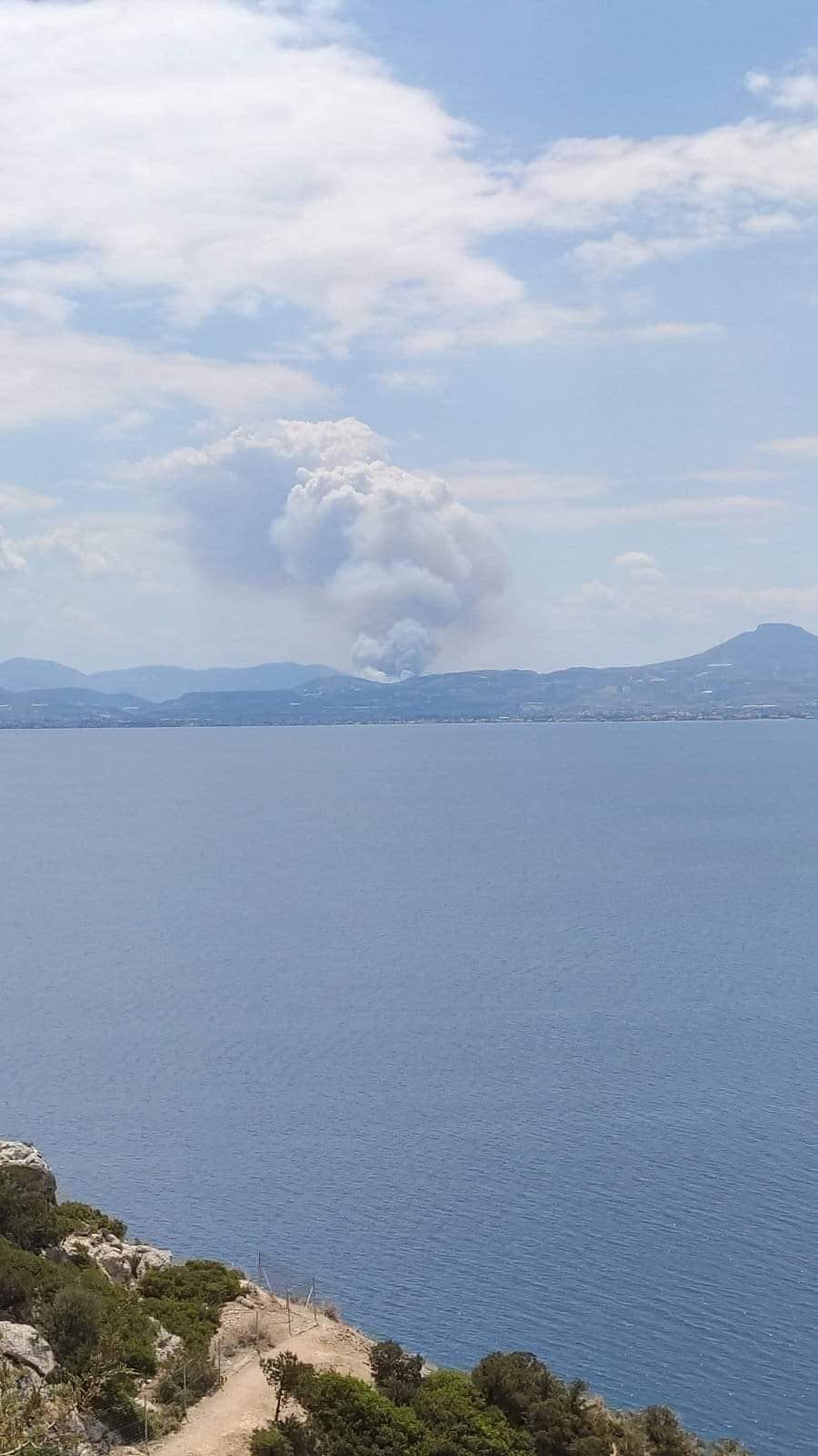 Δασική πυρκαγιά ΤΩΡΑ στο Καλέντζι Κορινθίας (Φωτο από το συμβάν)