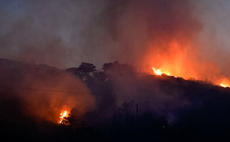 Πυρκαγιά στη Σάμο: Ολονύχτια μάχη με τις φλόγες - Δύσκολες ώρες για κατοίκους και Πυροσβεστική