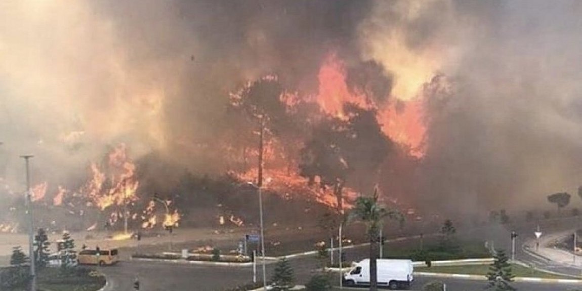 Μεγάλη πυρκαγιά έκαψε σπίτια κοντά σε τουριστική περιοχή στη νότια Τουρκία