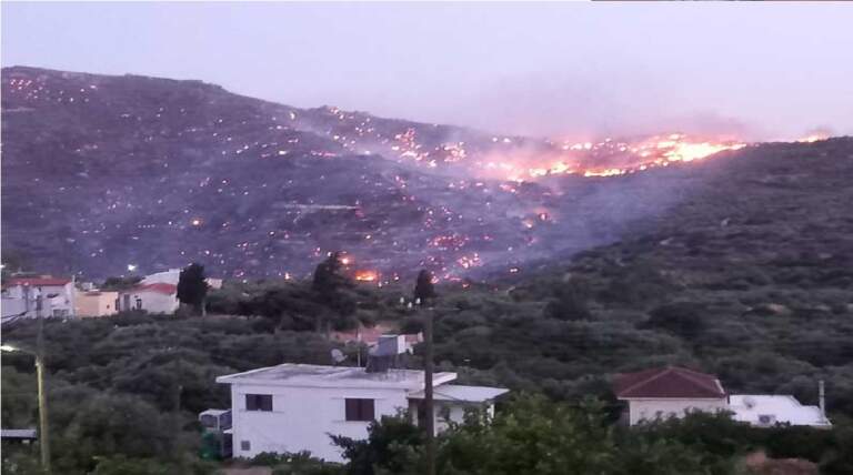 Μαίνεται η μεγάλη πυρκαγιά στην Ιεράπετρα Κρήτης