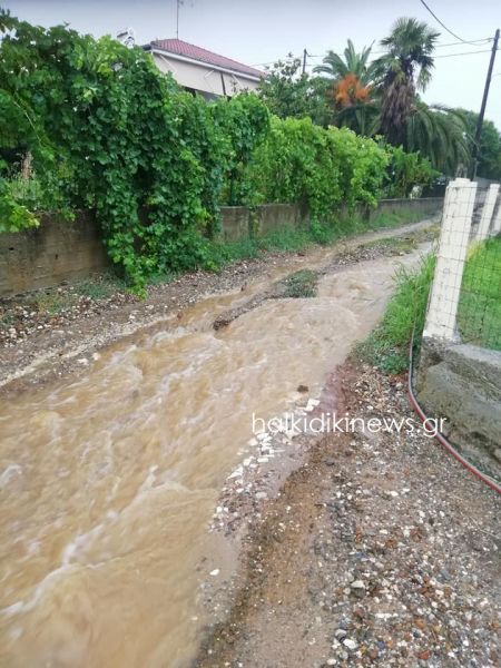Χαλκιδική – Δρόμοι έγιναν «ποτάμια» από την καταιγίδα στην Κασσάνδρα