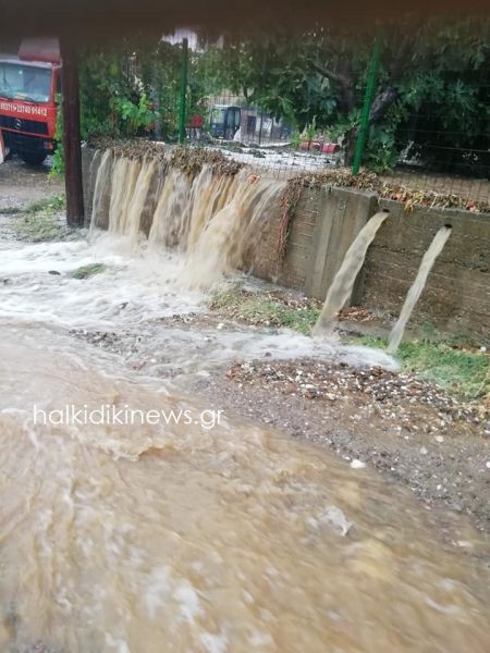 Χαλκιδική – Δρόμοι έγιναν «ποτάμια» από την καταιγίδα στην Κασσάνδρα