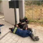Ευγνωμοσύνη: Η συγκλονιστική φωτογραφία με τους πυροσβέστες που κάνει το γύρο του διαδικτύου