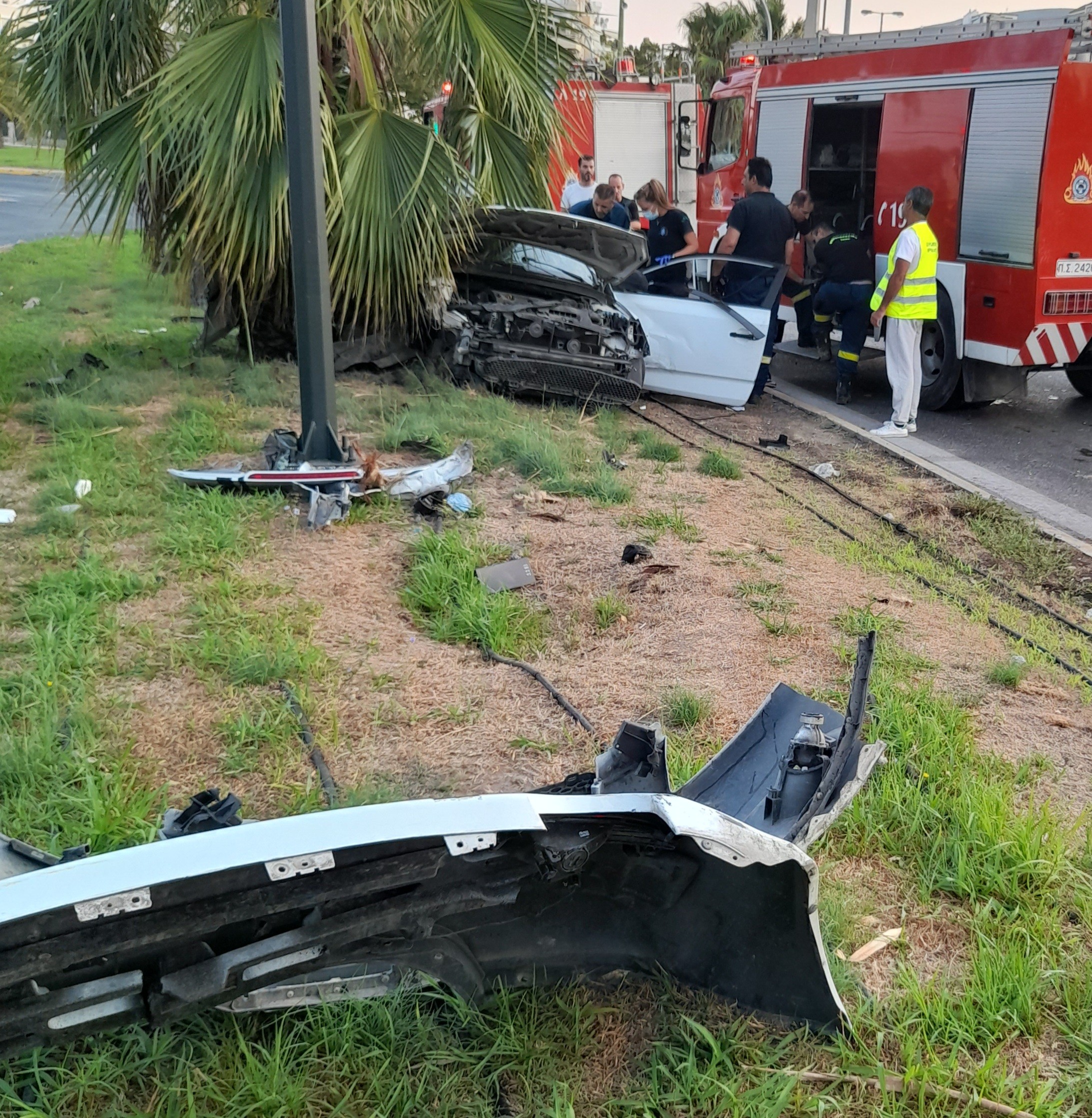 Σοβαρό τροχαίο με εγκλωβισμένό άτομο στην βουλα Αττικής