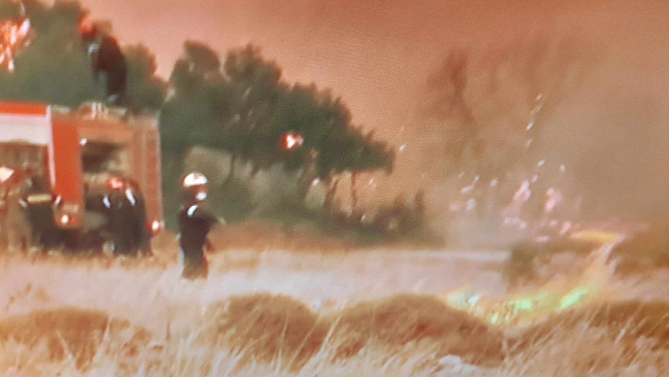 Κόλαση πυρκαγιάς στα βίλια-Καίγονται σπίτια και Δάσος