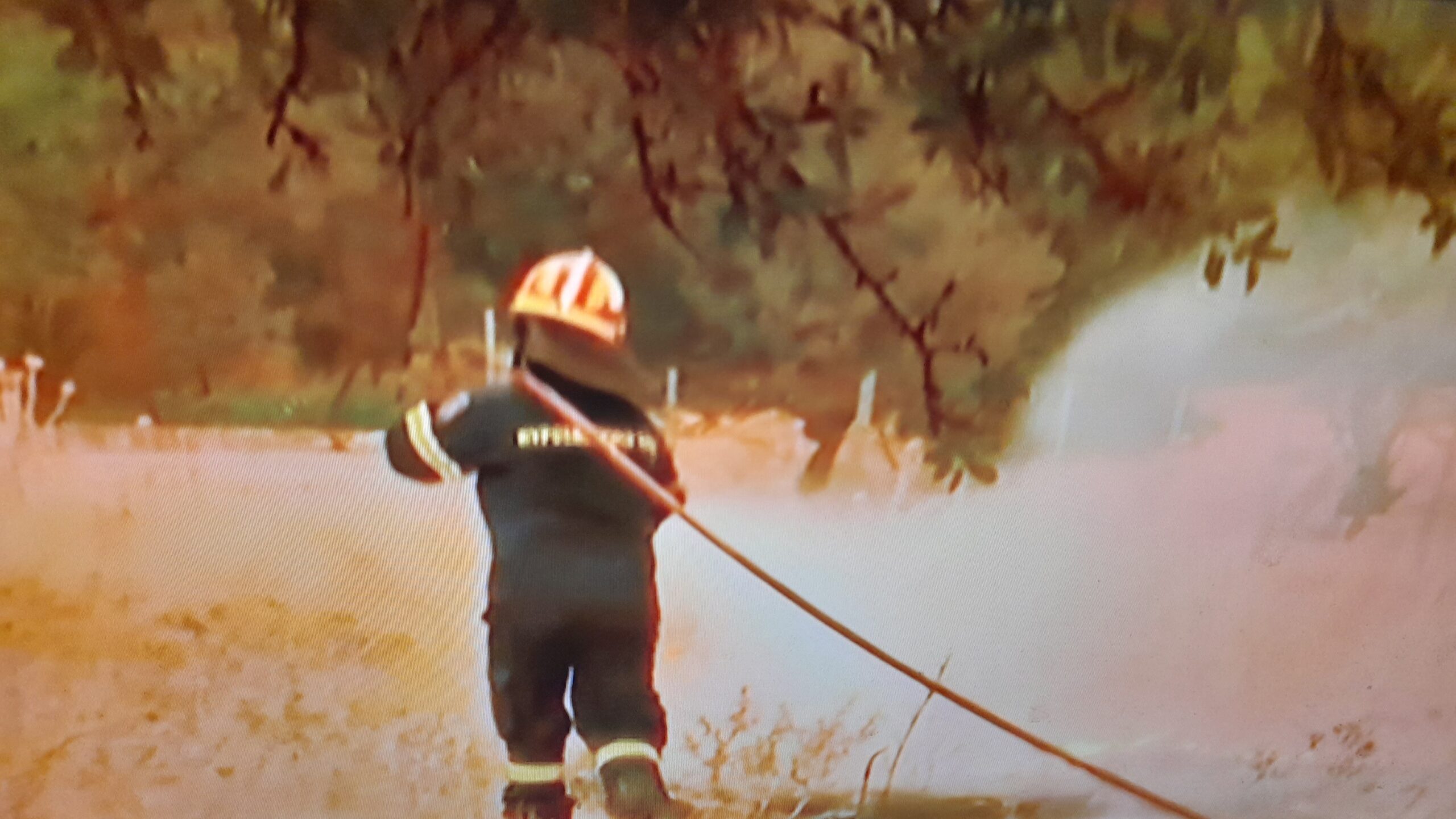 Κόλαση πυρκαγιάς στα βίλια-Καίγονται σπίτια και Δάσος