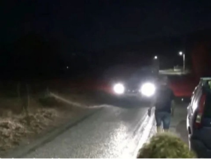 Μπλόκα και περιπολίες από κατοίκους στον Κουβαρά Αττικής, για τον φόβο των εμπρηστών (video)