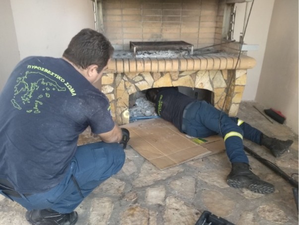 Τον απεγκλωβισμό και τη διάσωση μιας γάτας στο Aγρίνιο - Συγκινητική η προσπάθεια των πυροσβεστών (φωτό)